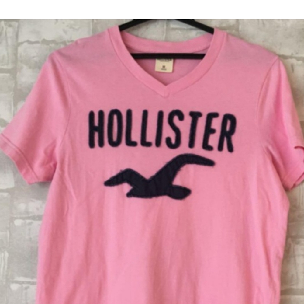 Hollister v-cut tee pink size Small  Please make an offer😊